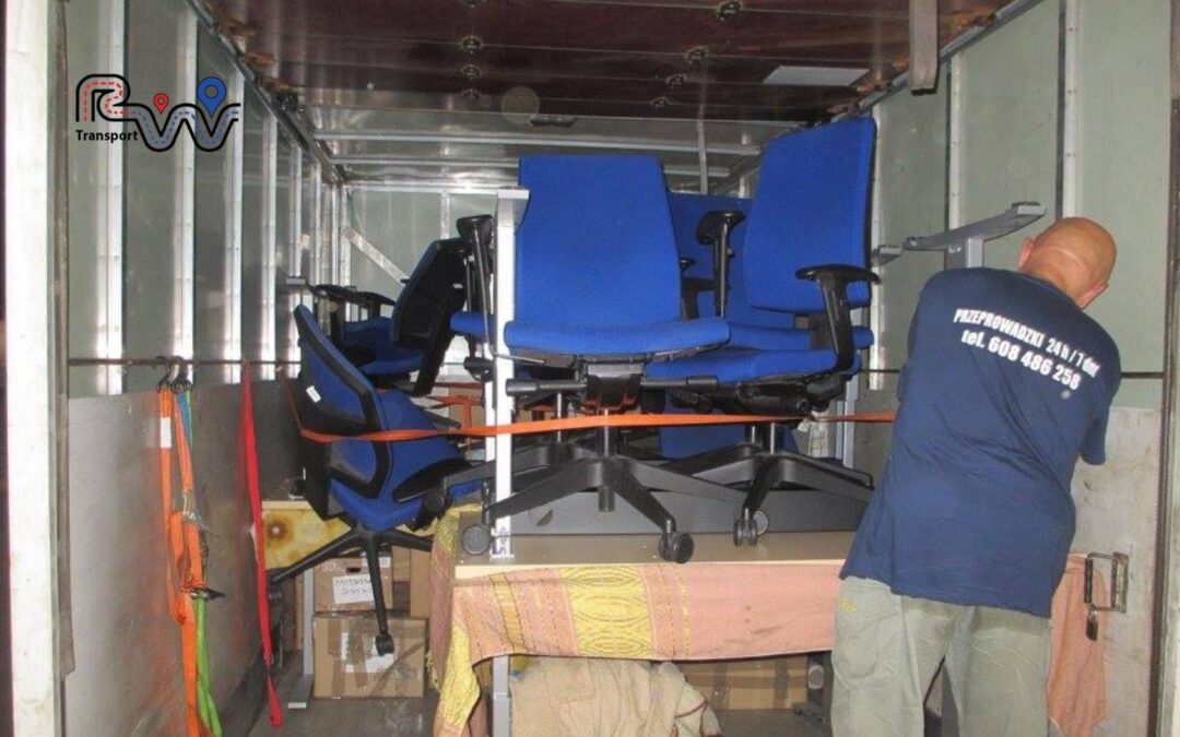 Relokacja firmy, wyposażenie firmy biurka i krzesła obrotowe w meblowozie, zabezpieczone do transportu.