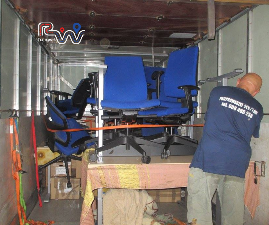 Przeprowadzka firmy, krzesła obrotowe i stoły zabezpieczone do transportu w meblowozie