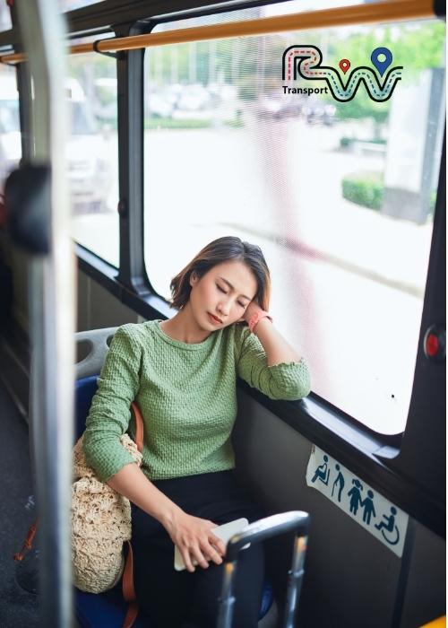zmęczona kobieta podróżuje autobusem z bagażami